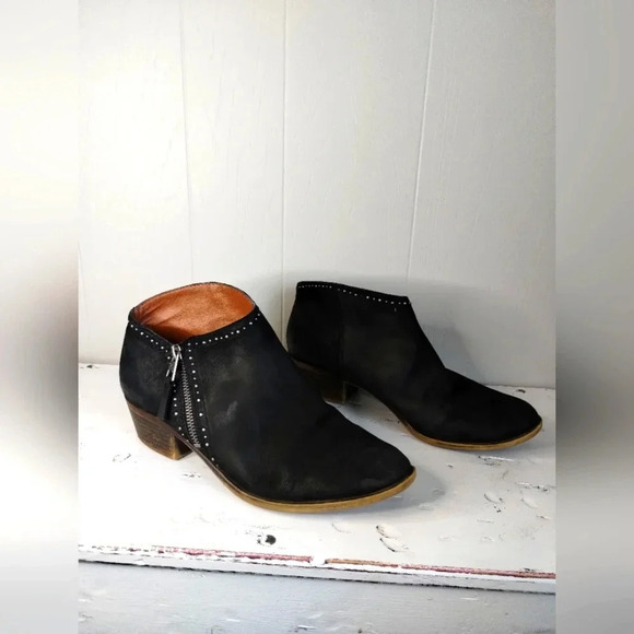 Lucky Benna Western Bootie in Black size 8.5 Studs Almond Toe Short Heel - Picture 1 of 9